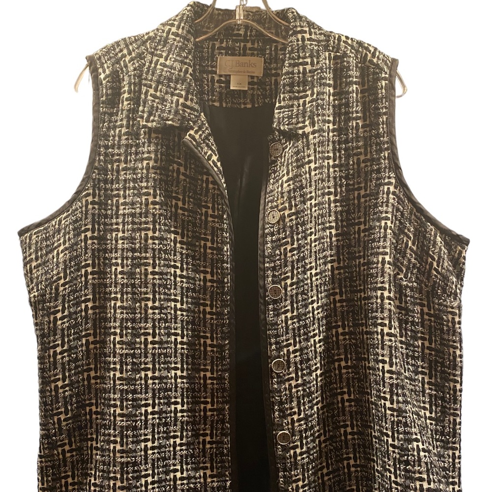 Ladies CJ Banks 1X lined black and white raised pattern vest